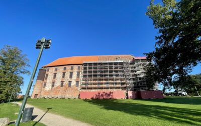 Koldinghus – tagarbejde med lægning af nye håndstrøgne tegltagsten